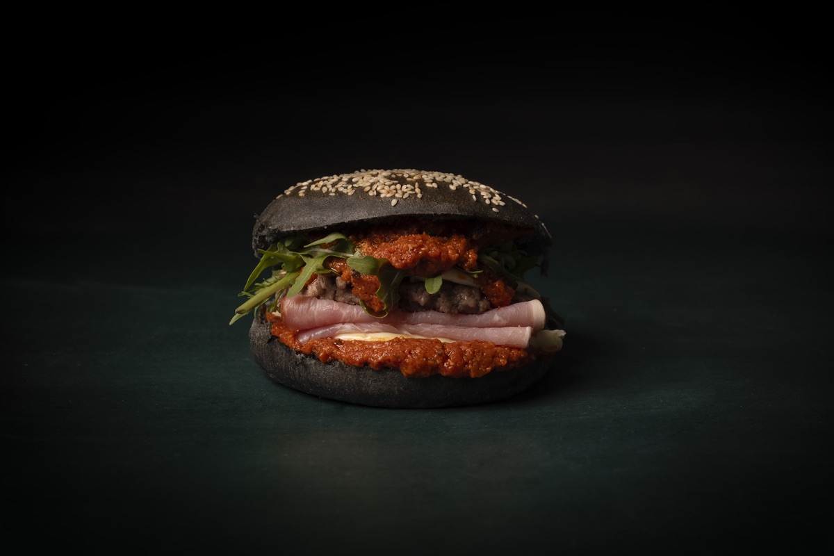 Le Taurus dans son pain noir au sésame, chez Bibou’s Burgers